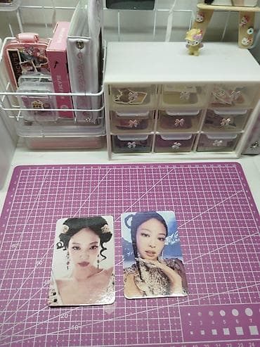 Jennie sen Era photocardları (2 ədəd) Təsvir: - Dizayn: Eyni idolun