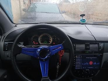 chevrolet gentra 2020: Qara rəngli Daewoo Gentra sedan avtomobili. Avtomobilin ön hissəsində — 4