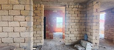Hasar karkas beton kəmər üzrində tikilib və izolyasiya olunub. Ev — 2