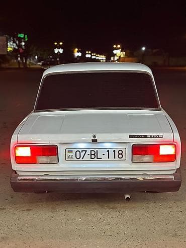larzon disk: Lada 2107, ağ rəngli sedan. Xarici: - Klassik 2107 dizaynı, xrom ön — 2