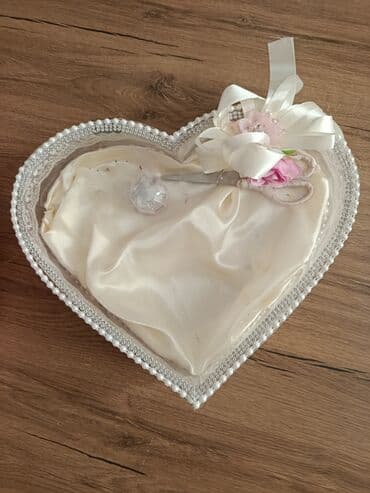 Chery: Fərqli formalarda və rənglərdə hazırlanmış bəzəkli zənbillər. Bu — 2