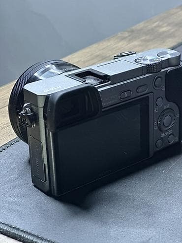 sony qulaqcıq: Sony Alpha 6000 seriyalı aynasız fotoaparat + 16-50mm kit obyektiv — 2