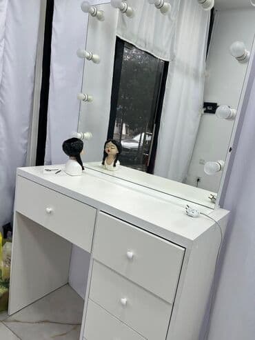 Yeni, Makiyaj üçün masa, Güzgülü