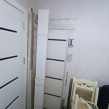 Ağ rəngli interyer qapısı dəsti - Müasir dizayn: ağ səth, üfüqi tünd