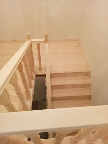 Məhsul: Daxili taxta pilləkənlər və məhəccərlər - Material: Təbii