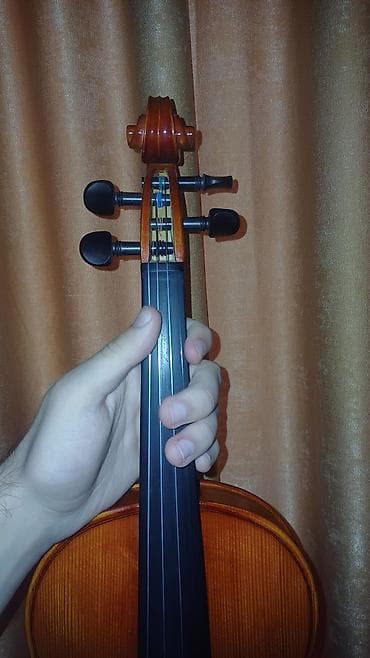 gitara sim: Əl işi səviyyəsində, 4/4 ölçüdə skripka. Alət tam işlək vəziyyətdədir — 5