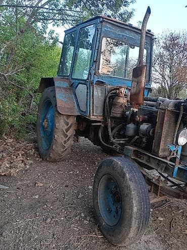 Mavi rəngli təkərli kənd təsərrüfatı traktoru - Kabinalı, 2 qapılı