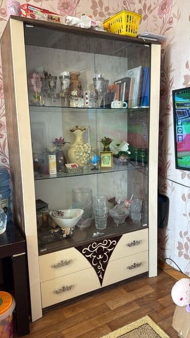 işlənmiş vitrin: Şüşəli dolab vitrini, İşlənmiş, Ünvandan götürmə — 1