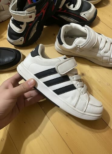 uşaq papağı: Uşaq ayaqqabıları dəsti - Ağ idman ayaqqabısı: ağ üst, üç qara zolaq — 3