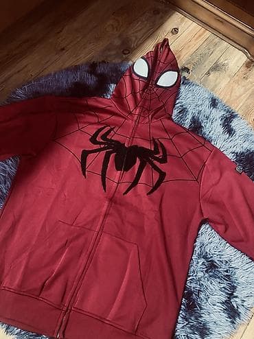 palto kisi ucun: Qırmızı rəngli, ön fermuarlı kapüşonlu süveter. Üzərində hörümçək toru — 2