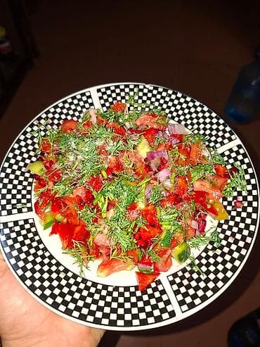 Təzə tərəvəzli salat - Tərkib: pomidor, xiyar, şirin bibər (qırmızı