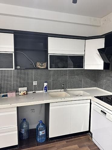 kuxna: Modern bucaq tipli mətbəx mebeli – ağ/qara dizayn. Razilaşma — 3