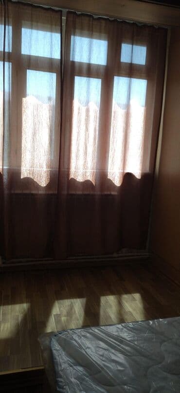 шкаф купе угловой в спальню: 3 qapılı güzgülü şkaf - Rəng: krem/bej tonları, dekorativ qızılı — 10