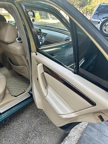 priora diskleri: Mercedes-Benz C-Sinfi sedan (W202) – tünd yaşıl rəng, bej dəri salon — 5