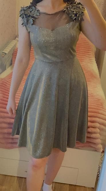 ucuz kurtkalar: Zərif dizaynlı qısa gecə/libas - Rəng: tünd boz, incə parıltılı — 1