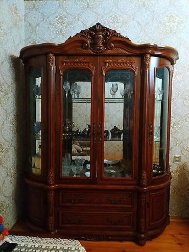 yumru stollar: Klassik üslubda vitrin-bufet - Material: təbii ağac korpus, zəngin — 1
