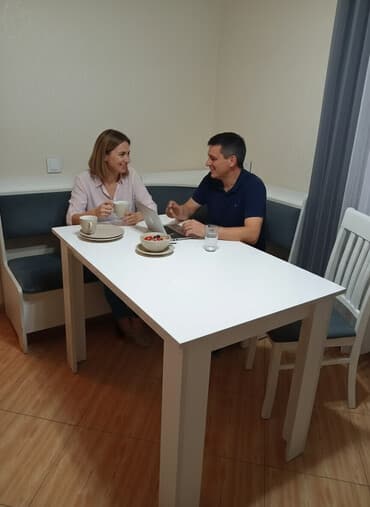 islenmis laminant: Mətbəx üçün, İşlənmiş, Açılmayan, Dördbucaq masa, 2 stul — 1