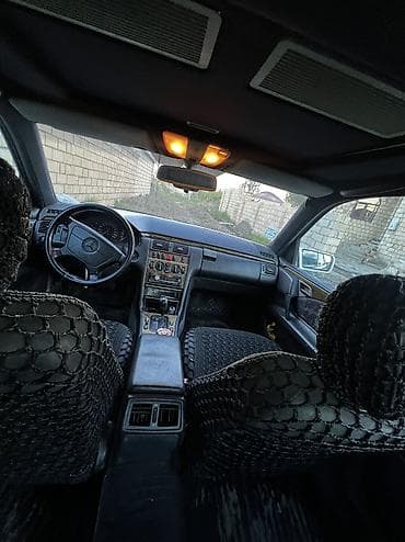 mercedes e class: Mercedes-Benz 240: 2.3 l | 1996 il Sedan — 9
