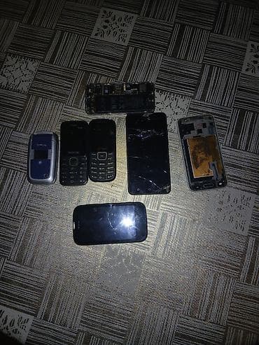 Köhnə mobil telefonlar və ehtiyat hissələri dəsti Paketdə müxtəlif