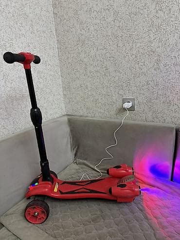 maşn oyunu: Uşaq skuterı – elektrikli efektli, 3 təkərli, qırmızı rəng — 2
