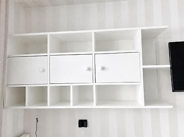 Rəflər: MDF-dən hazırlanmış ağ rəngli mebel satılır. Üzəri maşın boyasıdır — 3
