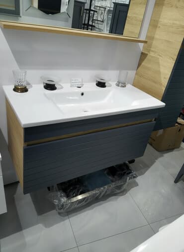 Ağ rəngli keramika Çanaq və boz rəngli taxta dolabdan ibarət hamam