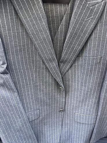 paltar kisi: Klassik kişi kostyumu – boz rəngdə, incə ağ şaquli zolaqlı “pinstripe” — 2