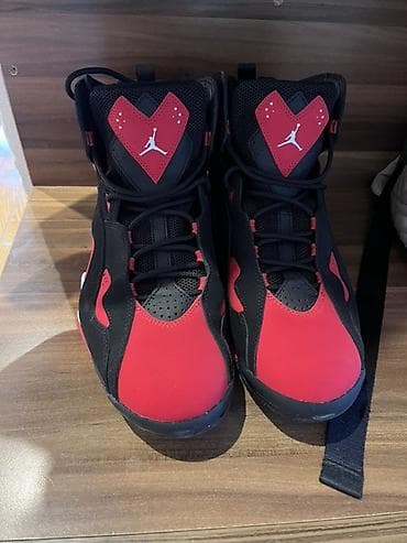 Jordan basketbol ayaqqabısı, yenidir qara-qırmızı rəng kombinində