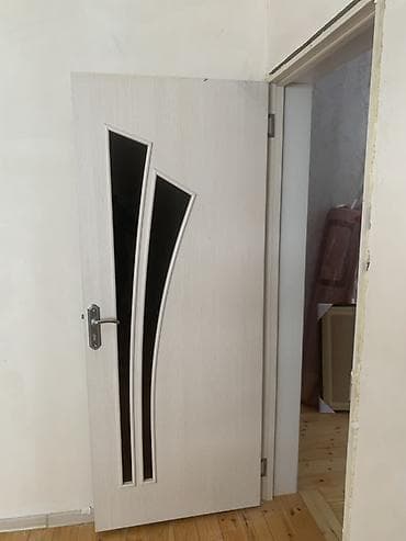 Ağ rəngli interyer qapıları (bir neçə ədəd). - Üslub: müasir dizayn