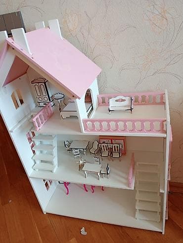 oyunca: Barbi Taxta kukla evi – 3 mərtəbə, balkon və verandalı. İçində taxta — 2