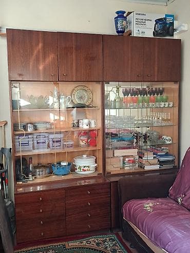 parça şkaf: Vitrinli bufet/divan otağı şkafı - Material: tünd qəhvəyi ağac — 6