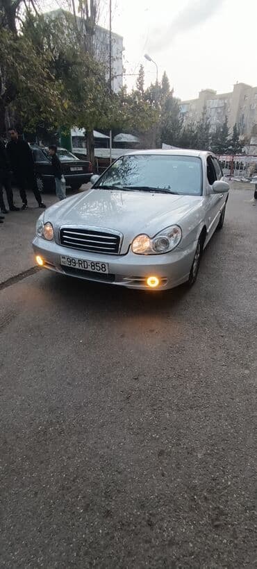 Hyundai Sonata – gümüş rəngli sedan Xüsusiyyətlər: - Kuzov: 4 qapılı