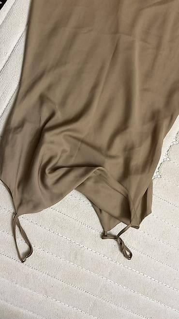 Женская одежда: Bej rəngli, nazik çiyin qayışlı qadın donu. Bu donun rahat kəsimi və — 1