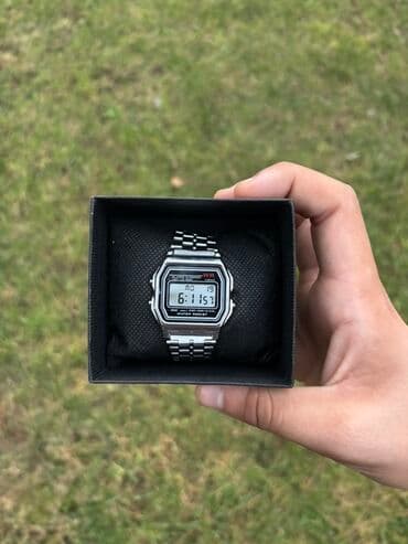 el fecr saat: Rəqəmsal qol saatı – klassik retro dizayn - Korpus: kvadrat formalı — 2