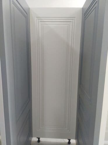 qapi mdf: Ağ rəngdə taxta qapı paneli, mürəkkəb formalı oyma naxışlarla — 1