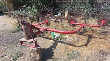 qosqular: Bu, ot yığımı üçün nəzərdə tutulmuş bir ot dırmığıdır. Qırmızı rəngli — 2