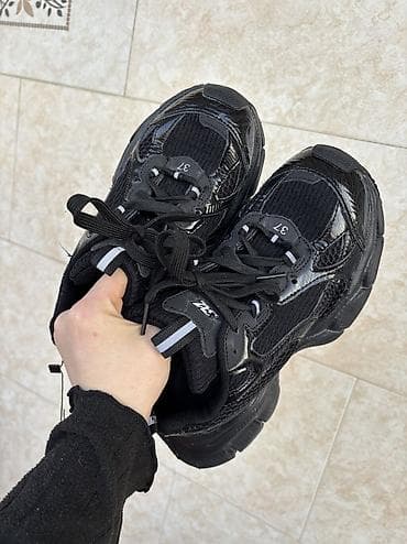 Tuflilər: Balenciaga 3XL
Состояние новое,размер указан 37,на ногу 23,5 см — 3