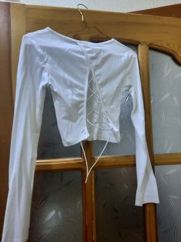 Ağ rəngli qadın crop bluz - Model: Uzunqol, yüngül və elastik, dairəvi