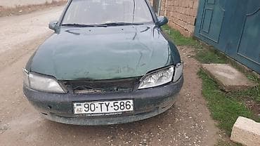 Opel Vectra sedan, tünd yaşıl rəng. Sənədlərində problem olduğu üçün