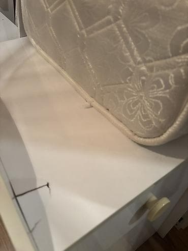 uşaq doşəyi: Qız üçün, İşlənmiş, Dördbucaq, Beşik, Matras ilə, Yellənmə mexanizmsiz — 4