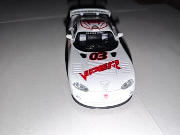 1 43 modelka: Ağ rəngli diecast "Dodge Viper" modeli, qırmızı ilan emblemi və — 8