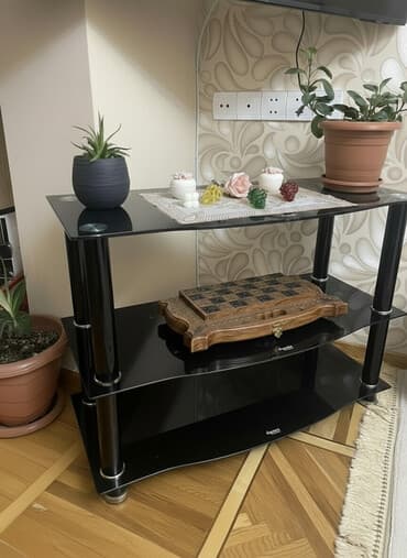 qar qizi: Düz TV altlığı, Polkalı, Şüşəli — 1