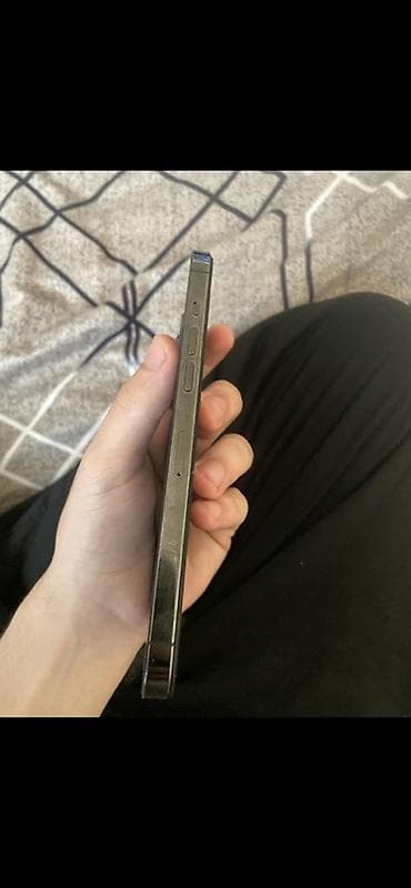 82 ekran: IPhone 12 Pro Max, Graphite, Face ID — 3