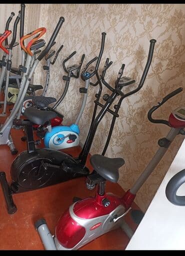 İdman zalı üçün müxtəlif növ velotrenajorlar. Hər biri müxtəlif bədən