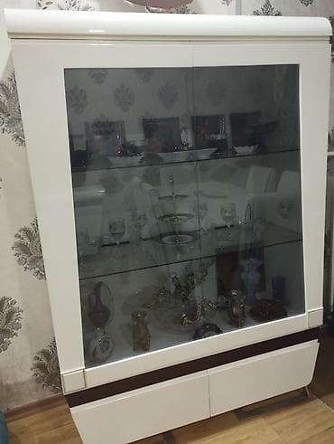 Şüşəli dolab vitrini, Ünvandan götürmə