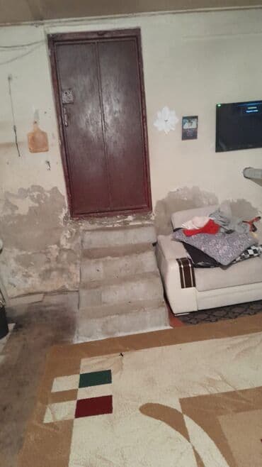 ismayıllıda ev: Satılır: 3otaqlı həyət evi (şəkillərdə göründüyü kimi) Xüsusiyyətlər — 2