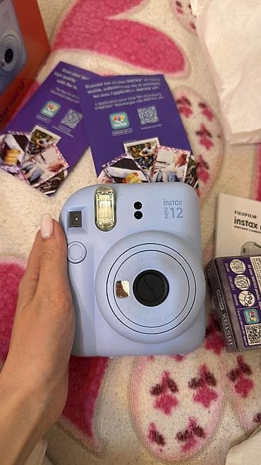 kamera ev: Fujifilm Instax Mini 12 instant kamera satılır. Rəngi pastel blue-dir — 3