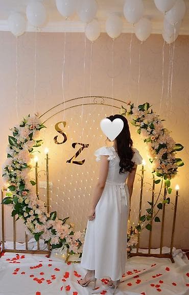 sade ziyafet geyimleri: Ağ rəngli zərif maxi don - Dizayn: kvadrat yaxalı, beldən yığma — 2