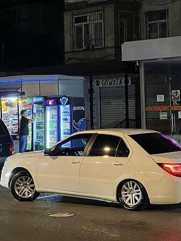 Скупка авто: Ağ rəngli sedan, şəhər sürüşü üçün uyğun, zövqlü eksteryerə malikdir — 1
