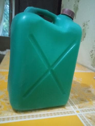 nerj çən: Məhsul: Yaşıl plastik kanistr Təsvir: - Həcm: təxmini 20 litr — 1